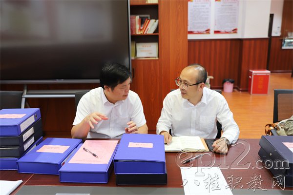 开云kaiyun官方网站联合办学督导组查阅广西梧州农校联办教学管理、学生管理等工作资料