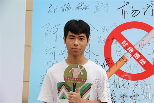 学生手持无烟宣传扇拍照打卡