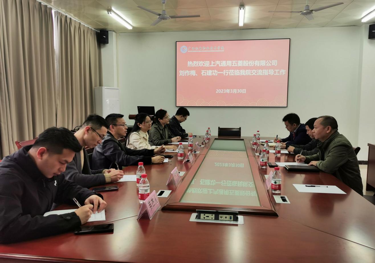 2.深化校企合作，坚持“请进来”