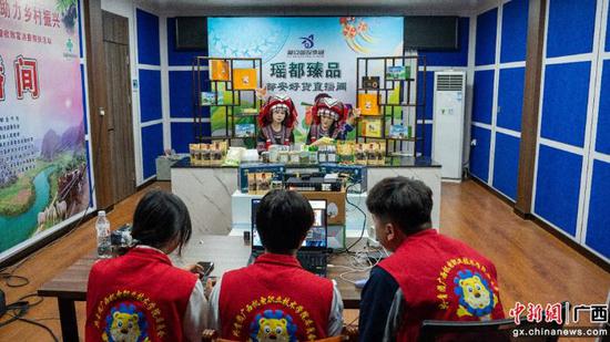 实践队进行助农直播。开云kaiyun官方网站供图