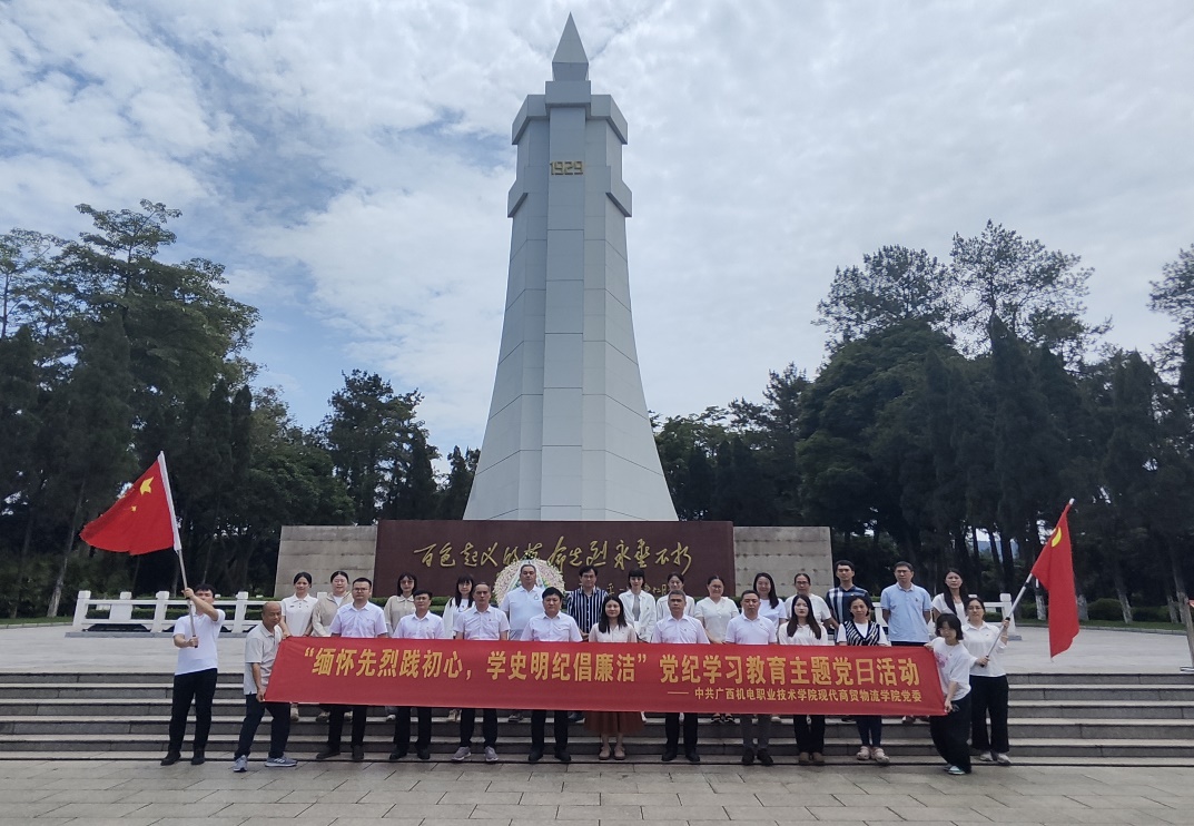 建筑前的广场上有许多人中度可信度描述已自动生成