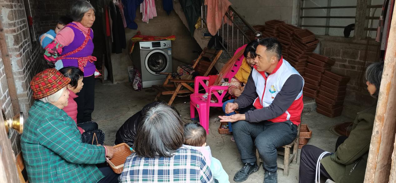 长者坡屯学习“七一”重要讲话精神现场