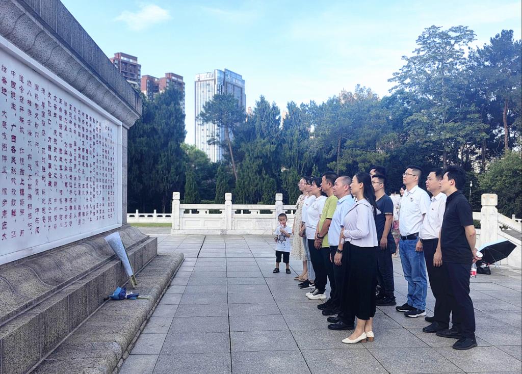 人民纪念碑下默哀