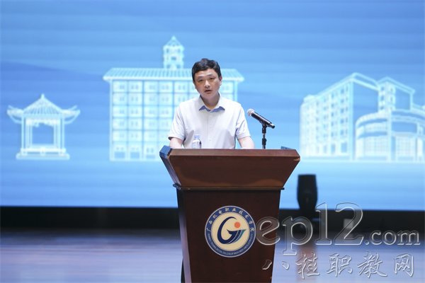 校党委副书记、校长吴世先作报告